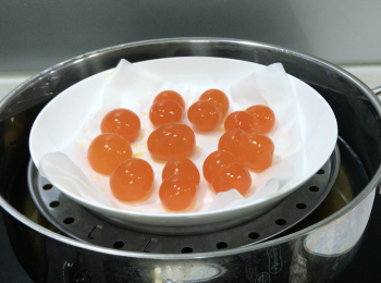 step3: 熱水蒸鹹蛋黃8分鐘，分20份