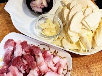 step2: 筊白筍洗淨去外衣，切薄片；蒜頭切片