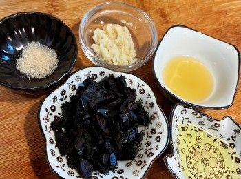 step3: 欖角切細條狀，薑1小塊磨成薑蓉，然後混合其他欖角調料，醃製30分鐘