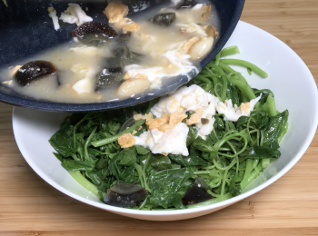 step6: 把金銀蛋湯倒在莧菜上，拿走薑片