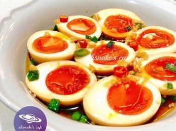 step4: 雪櫃取出，雞蛋切半，淋上醬汁食用。