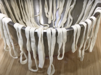 step4: 把每條烏冬沾麵粉，分開晾