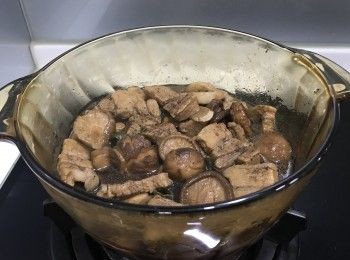 step2: 香菇浸泡一晚，清洗乾淨，剪掉香菇蒂的最尾端，豬五花肉條剪塊。炒香菇，撈起，煸薑片，加豬肉，加入蔥段、香菇、滷汁，煮5分鐘，再滷40-60分鐘，滷好後，分開豬肉和香菇，保留滷汁