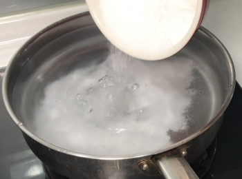 step2: 鹽和水比例約1:6，加熱至鹽完全溶化，放涼備用