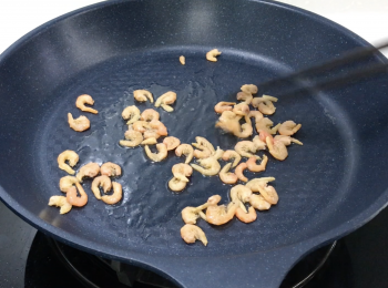 step2: 蝦米洗淨、泡水，炒香蝦米