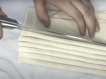 step3: 對摺疊一齊，切條，每條闊約5-8毫米