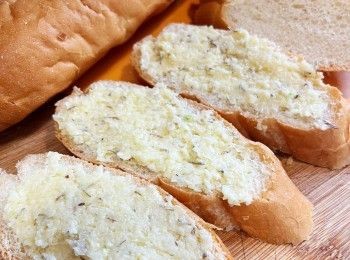 step4: 把蒜蓉醬搽在法包上