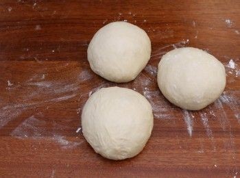 step6: 第一次發酵完成後 排氣 分成三份 休息20分鐘