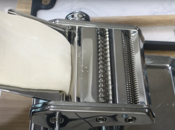 step2: 搓揉幾下，擀薄，用壓麵機第一檔壓一次，中間對摺再壓，重複這步驟3-4次，最後不用對摺，直接壓一次