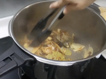 step2: 加油爆香薑、蒜、洋蔥，香味出來，加辛香料，炒一炒，加辣豆瓣醬，炒香