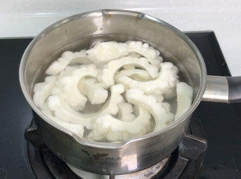 step2: 鹽水川燙減少苦味，2分鐘即可撈起，泡冷水降溫防止過軟