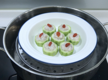 step3: 杞子用水洗淨，浸泡10分鐘，在蝦膠上放杞子作裝飾，熱水中火蒸12分鐘