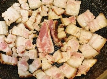 step5: 用剪刀剪成1cm厚或取岀切塊，再翻兩面續煎。
可用拌炒的方式均勻受熱，直到兩面呈現金黃焦色，再灑上適量黑胡椒碎和鹽調味。