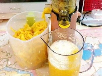 step2: 1. 用慢磨榨汁機將菠蘿渣和菠蘿汁分離