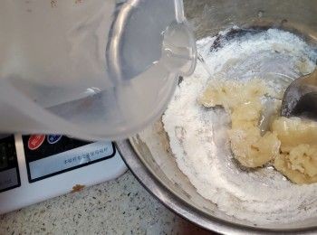 step3: 分多次加入食用水55g拌勻(水不要一次過倒入,要分幾次加入)然後待炸漿靜止30分鐘
