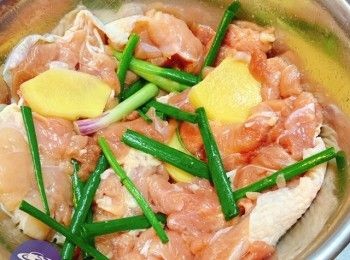 step1: 1/ <a href="https://bit.ly/2ZxapeY" target="_blank" data-keyword="雞扒" class="guide-link"><strong>雞扒</strong></a> <span style="display:inline-block;vertical-align:middle;margin-top:-3px;color:initial;border-radius:3px;padding:2px 3px;font-size:12px;line-height:14px;background:#87d300;color:#fff;">即買</span> 洗淨抹乾，將肉厚部份片開，不要切斷
2/ 加鹽、紹興酒、薑、蔥，按摩雞件，醃20分鐘