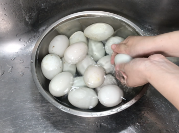 step3: 用水清洗鴨蛋表面，再用泡醋水1小時，醋和水比例約1:4