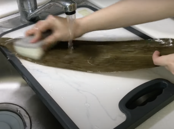 step2: 用新的洗碗棉擦洗粽葉兩面