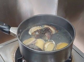 step3: 燒滾一鍋水放進鮑魚後立即熄火待30秒