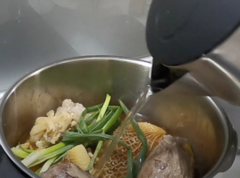 step3: 加牛三寶、蔥、調味料、水，中火加壓半小時，關火，待完全解壓後，取出牛展