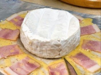 step3: 切開煙肉兩旁的餅皮，扭麻花般包好煙肉