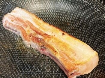 step4: 平底鍋下少許油，把五花腩整條放上煎烤，把4邊稍微煎上色。