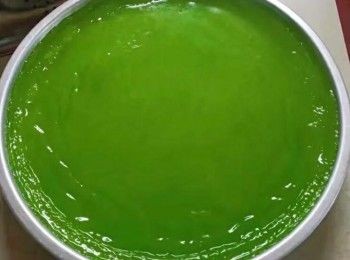 step4: 準備一個平底的碗，先倒入艾草漿，不用太多，能鋪滿碗底即可，大火滾水上鍋蒸3分鐘，然後再倒入白色粉漿，一層一層的交替搭配。