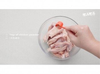 step2: 將<a href="https://bit.ly/3zHU5V3" target="_blank" data-keyword="雞翼" class="guide-link"><strong>雞翼</strong></a> <span style="display:inline-block;vertical-align:middle;margin-top:-3px;color:initial;border-radius:3px;padding:2px 3px;font-size:12px;line-height:14px;background:#87d300;color:#fff;">即買</span> 洗淨瀝乾水份, 就可以將<a href="https://bit.ly/3zHU5V3" target="_blank" data-keyword="雞翼" class="guide-link"><strong>雞翼</strong></a> <span style="display:inline-block;vertical-align:middle;margin-top:-3px;color:initial;border-radius:3px;padding:2px 3px;font-size:12px;line-height:14px;background:#87d300;color:#fff;">即買</span> 切成單骨(不懂怎麼切的話可以看看影片喔^^)
然後用1茶匙雞粉醃製至少1小時