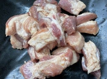 step1: 腩排斬件，用醃料醃肉一小時以上，腩排雪櫃取出請先回溫，三色椒去籽切件，熱水加少許油焯一焯，隔水盛起備用。醬汁材料混合攪勻備用。蒜頭去衣拍扁備用。菠蘿仔切件備用