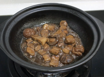 step3: 香菇浸泡一晚，清洗乾淨，剪掉香菇蒂的最尾端，豬五花肉條剪塊。炒香菇和豬肉，小火煮20分鐘，滷好後，保留滷汁