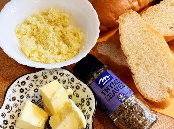 step1: 長法包切件，蒜頭去皮，切碎