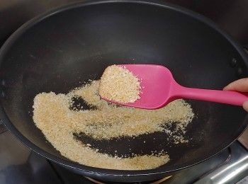 step7: 白鑊把麵包糠烘炒至金黃脆身備用