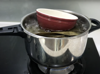 step3: 鍋裡加少許食用油、水、粽葉，煮到水沸後，再煮5分鐘就可以撈起粽葉