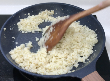 step5: 花椰菜粒加黃金亞麻籽粉，中小火炒軟，蓋蓋煮2-3分鐘，加滷汁，炒至顏色均勻