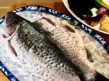 step1: 鰂魚洗淨抺乾水份，開半放在碟中 （不要切斷）