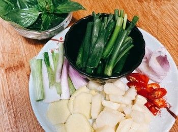 step1: 葱切段，分葱白和青葱，蒜頭、乾葱頭、指天椒切片，薑切小片