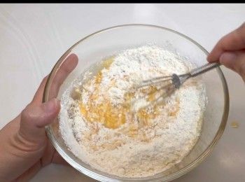 step7: 加入低筋麵粉和番薯粉拌勻。