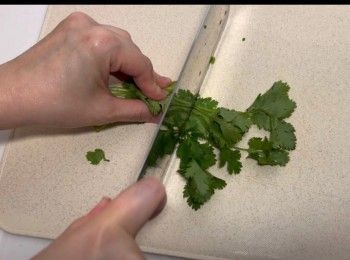 step3: 將芫荽清洗乾淨，切段