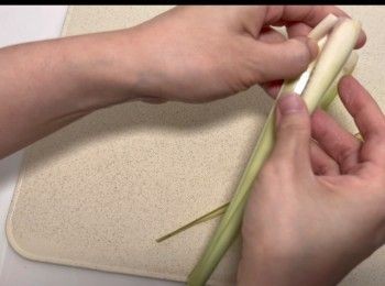 step5: 將香茅切去頭尾部份，搣走外層，只選用中間最嫩和最香的莖部