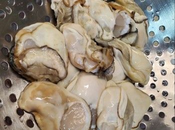 step1: 桶蠔用1茶匙鹽及1茶匙生粉用轉動方式洗去污濁黑色物,再用水沖洗乾淨待用