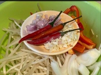 step4: 燒紅鑊下油少許，中大火，下肉絲炒熟，再下火鴨絲炒香，盛起。