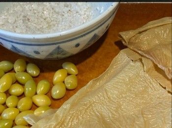 step8: 米洗淨，瀝乾水份，用半茶匙海鹽及半茶匙油醃約1小時。