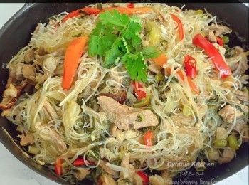 step1: 米粉及粉絲浸軟，浸軟後中間剪開。燒鴨拆肉丶切粗絲。 雪菜略浸沖洗乾淨扭乾，切粒。