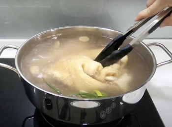 step4: 牛展川燙完，撈起，在水中加鹽、醋、酒和八角，放牛筋、牛肚，川燙