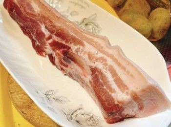 step3: 五花腩洗淨，印乾。