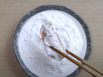 step5: 準備 生粉 適量，沾<a href="https://bit.ly/3zHU5V3" target="_blank" data-keyword="雞翼" class="guide-link"><strong>雞翼</strong></a> <span style="display:inline-block;vertical-align:middle;margin-top:-3px;color:initial;border-radius:3px;padding:2px 3px;font-size:12px;line-height:14px;background:#87d300;color:#fff;">即買</span> 