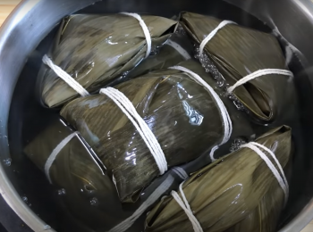 step4: 用壓力鍋或電子鍋煮粽，煮到升上第3條，轉中小火再煮20分鐘