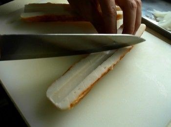 step1: 蔥切蔥花。洋蔥切絲。竹輪縱切後劃上格狀紋，再切成適當大小。