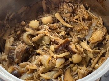 step8: 最後一邊不斷炒拌蘑菇，一邊煮至汁液完全收乾即可。