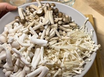 step3: 切去新鮮菇的底部，用廚師紙輕輕抹去菇上的灰塵，用刀切成2-3段；將洋葱切成條狀。